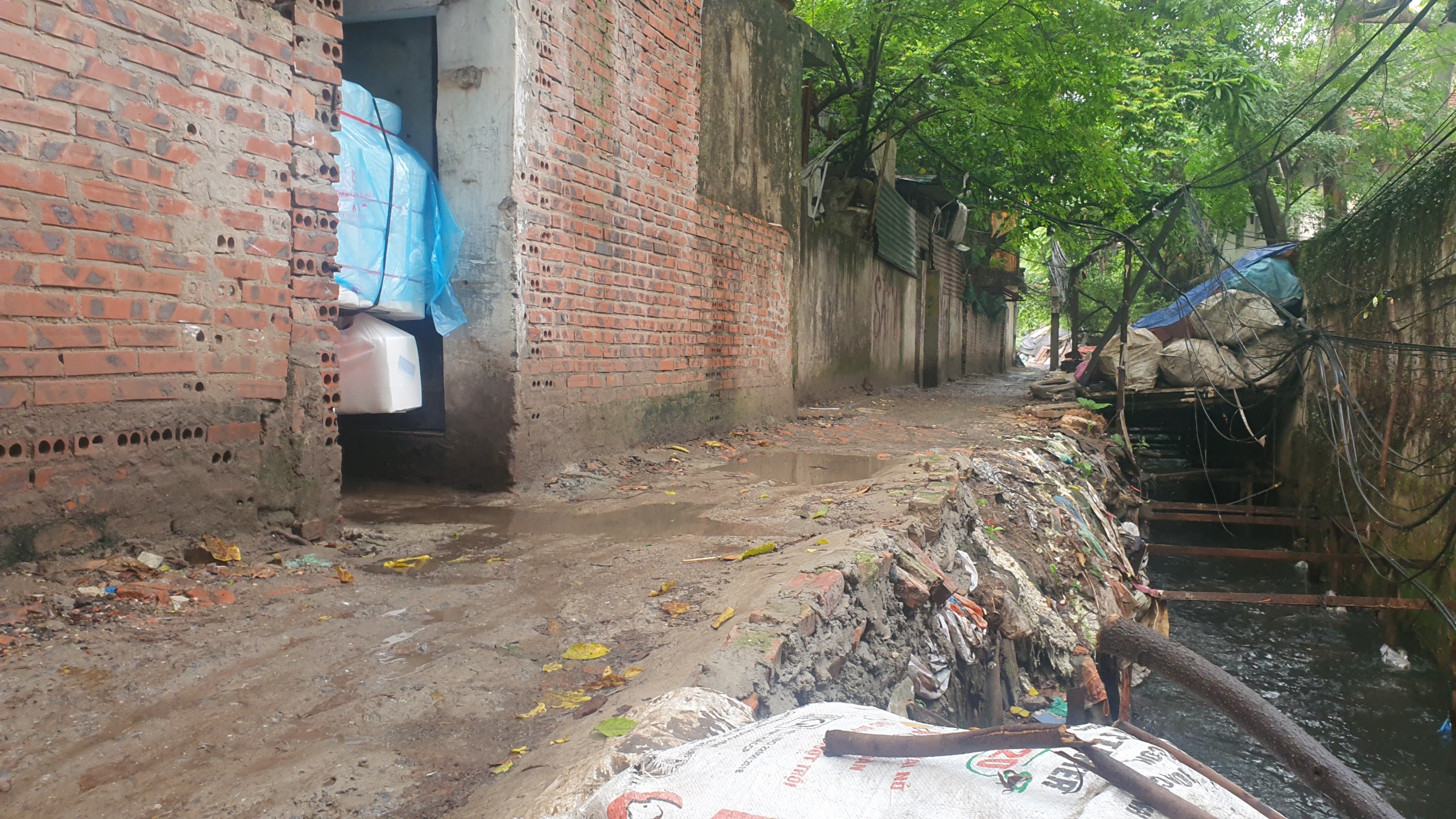 Kênh mương Kẻ Khế ở Hà Nội tràn ngập rác, nguồn nước đen kịt tiềm ẩn nguy cơ dịch bệnh - Ảnh 10.