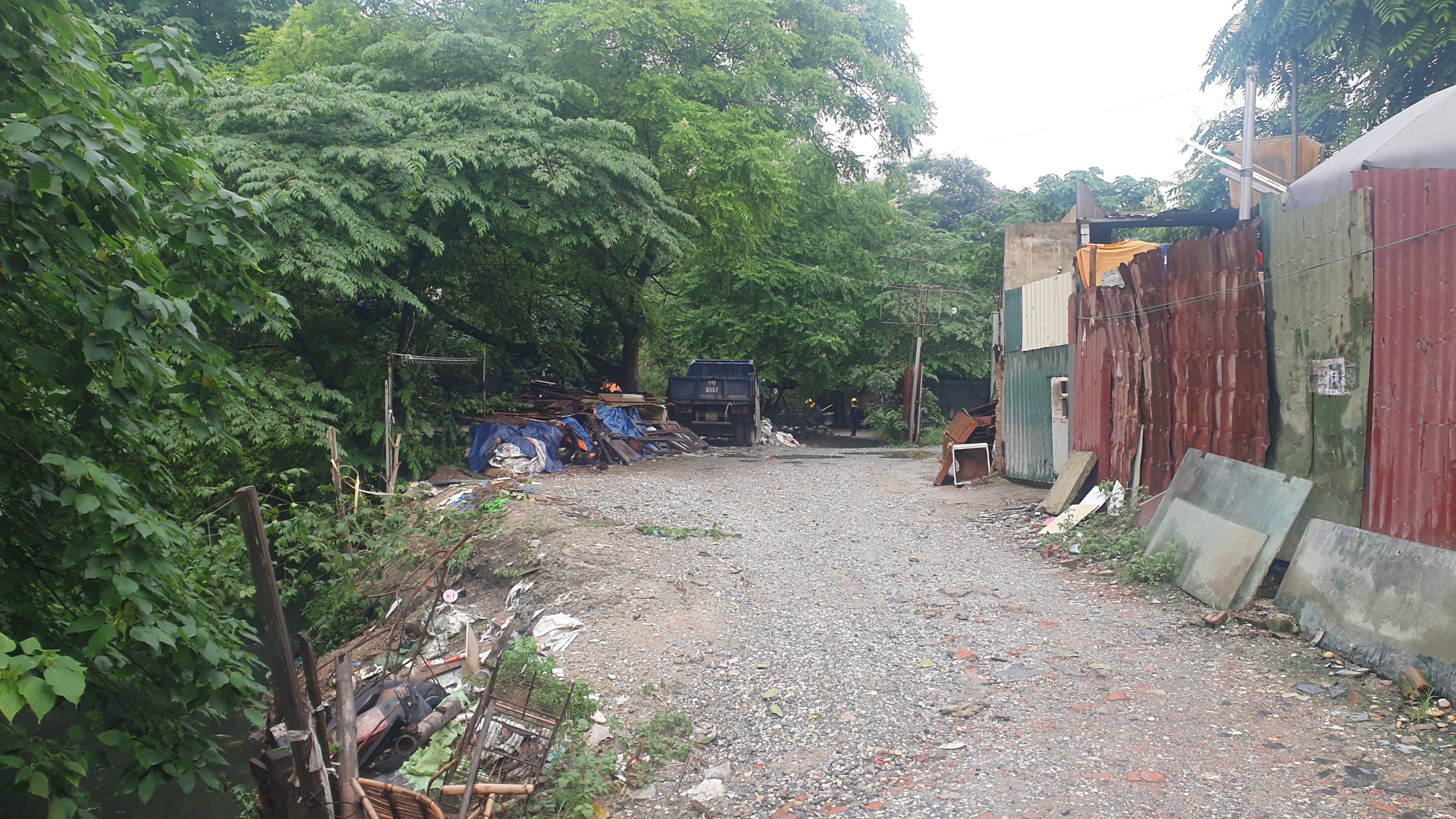Kênh mương Kẻ Khế ở Hà Nội tràn ngập rác, nguồn nước đen kịt tiềm ẩn nguy cơ dịch bệnh - Ảnh 1.