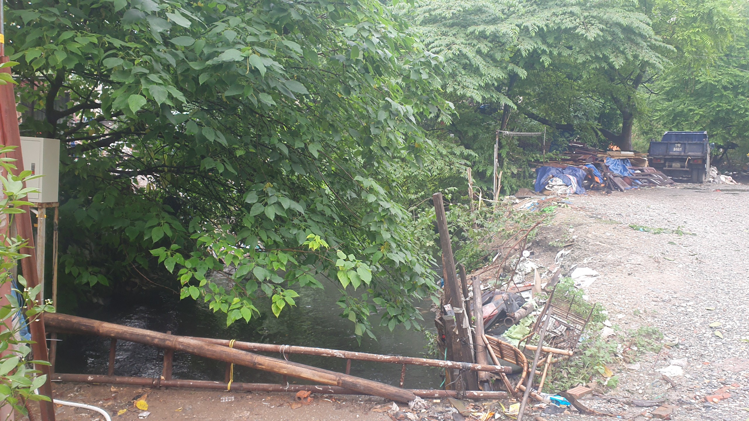 Kênh mương Kẻ Khế ở Hà Nội tràn ngập rác, nguồn nước đen kịt tiềm ẩn nguy cơ dịch bệnh - Ảnh 12.