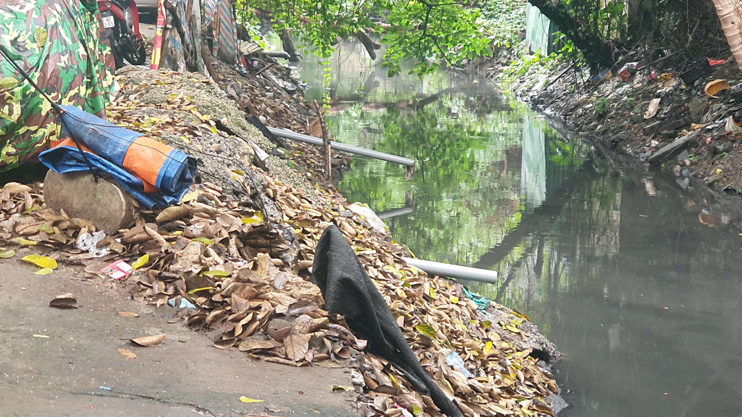 Kênh mương Kẻ Khế ở Hà Nội tràn ngập rác, nguồn nước đen kịt tiềm ẩn nguy cơ dịch bệnh - Ảnh 5.