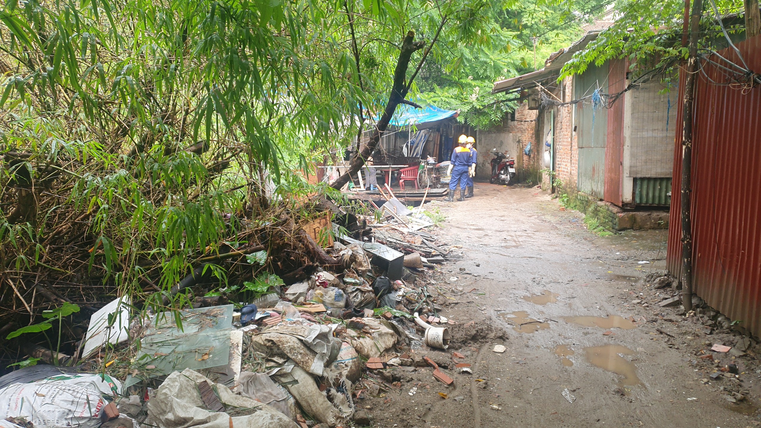 Kênh mương Kẻ Khế ở Hà Nội tràn ngập rác, nguồn nước đen kịt tiềm ẩn nguy cơ dịch bệnh - Ảnh 13.