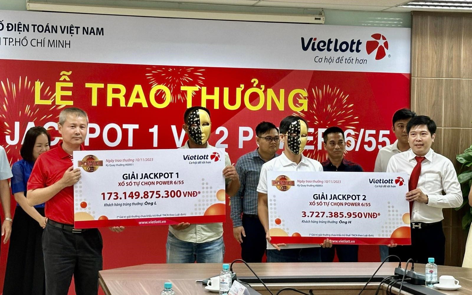 Mua vé tại một điểm bán hàng, bất ngờ 2 người cùng trúng Vietlott với tổng số tiền gần 70 tỷ