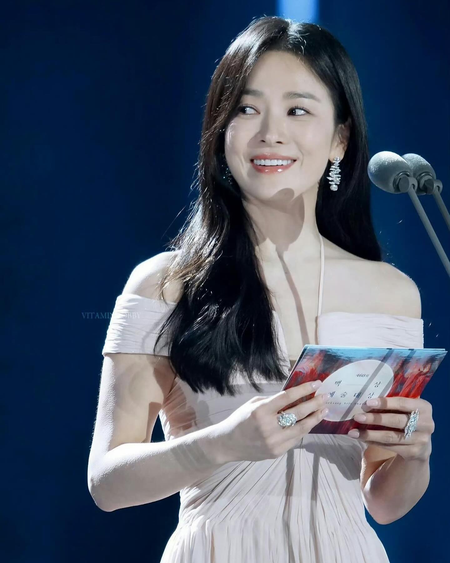 Song Hye Kyo, Suzy và 1 idol có visual rất sang không hẹn mà cùng hở bạo tinh tế tại Baeksang 2024- Ảnh 11.