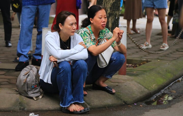 Bố mẹ in biển cổ vũ con gái thi vào trường chuyên top đầu cả nước - Ảnh 10.