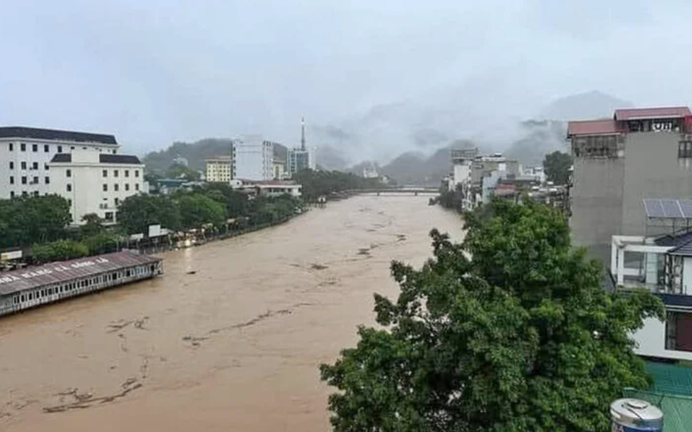 Mưa lớn hoành hành, miền Bắc nhiều nơi chìm trong biển nước