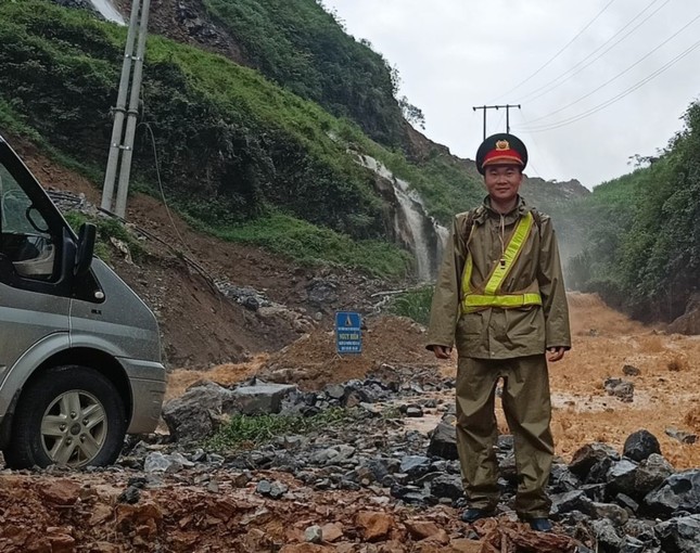 Chân dung thượng úy công an xả thân cứu 3 người khỏi lũ dữ ở Hà Giang- Ảnh 2.