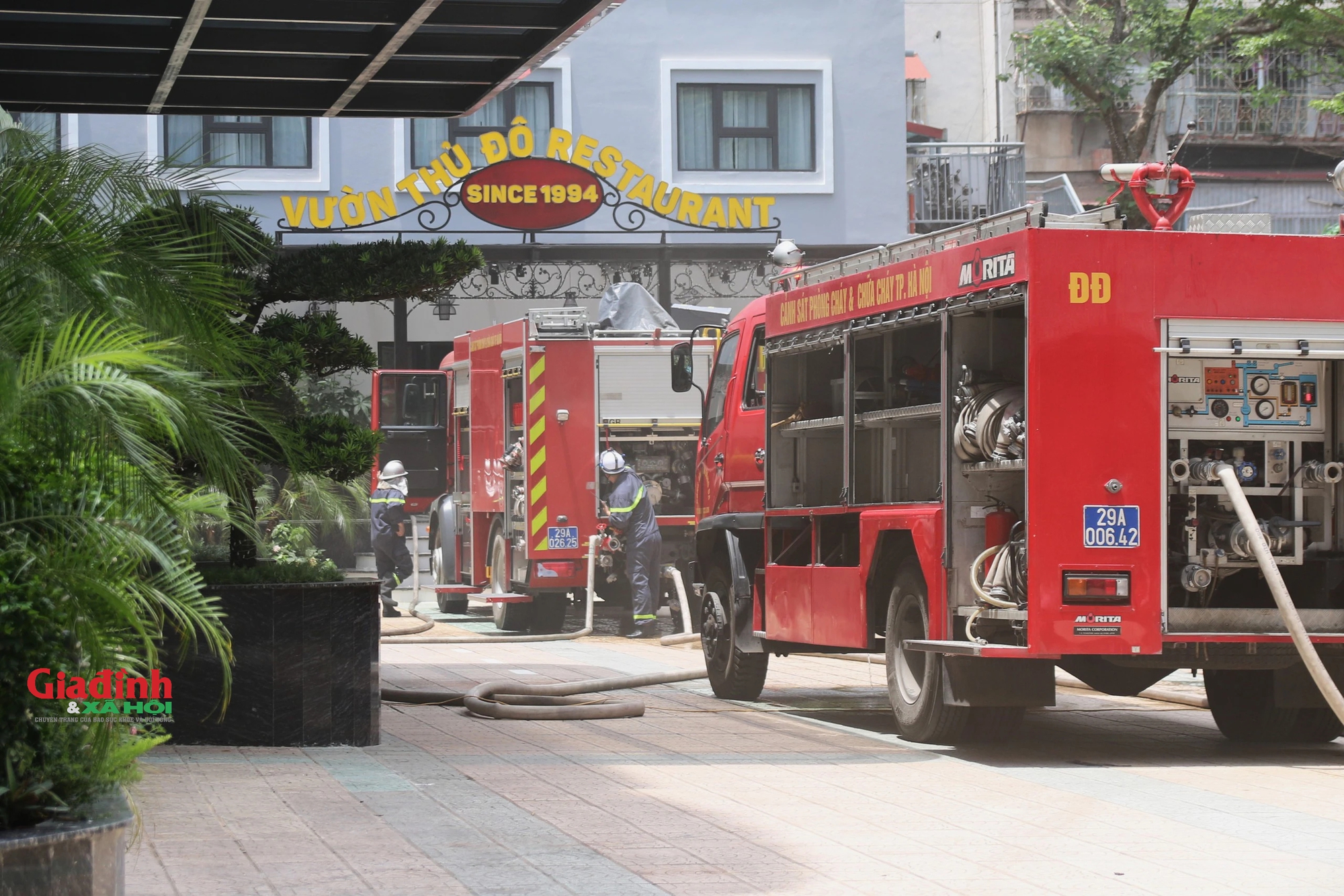 Hà Nội: Cháy lớn trên nóc khách sạn Capital Garden, cột khói bốc cao hàng chục mét- Ảnh 4.