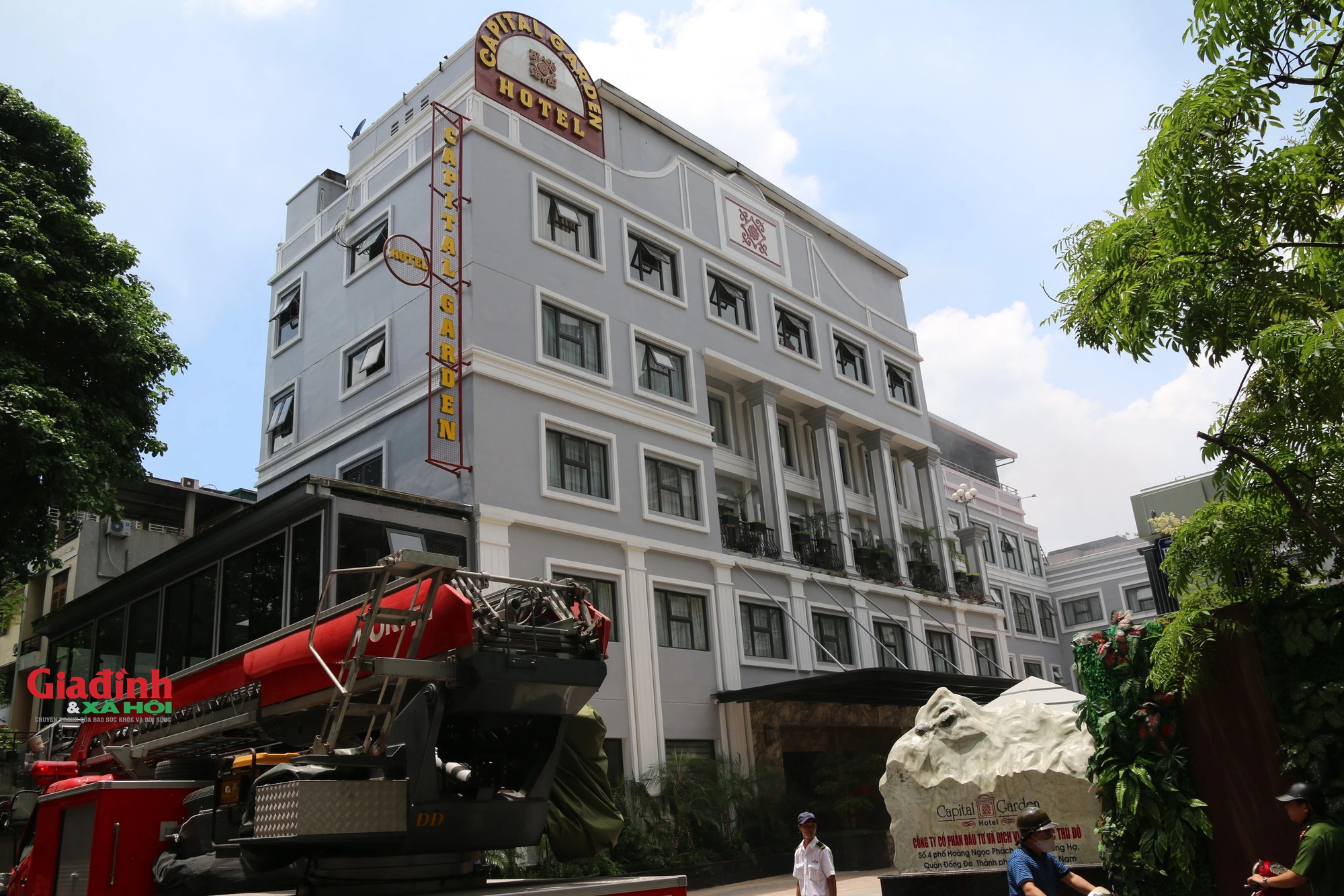 Hà Nội: Cháy lớn trên nóc khách sạn Capital Garden, cột khói bốc cao hàng chục mét- Ảnh 3.