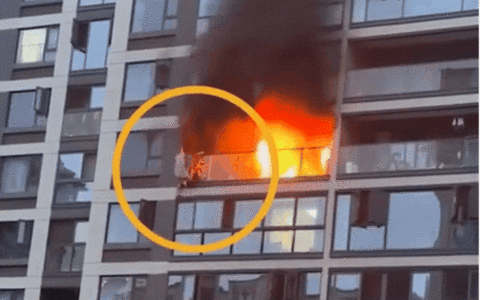 Khoảnh khắc kinh hoàng: Người đàn ông rơi tự do xuống đất từ ban công tầng 9 để tránh đám cháy - Ảnh 1.