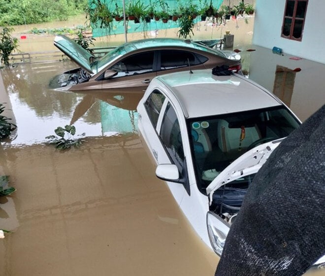 Quốc lộ 3 ở Thái Nguyên ngập hơn nửa mét, ô tô chới với giữa dòng nước - Ảnh 3.