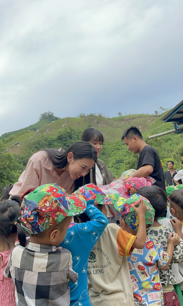 Thùy Tiên cùng Quang Linh Vlog 'mang điện đến vùng cao'- Ảnh 3.