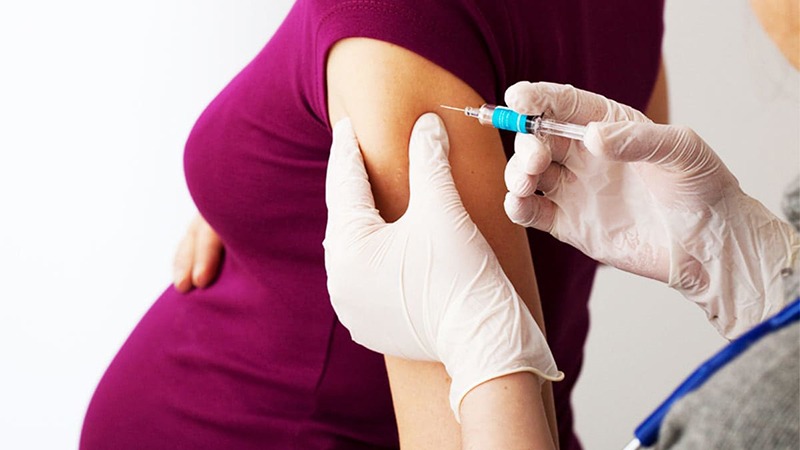 Những điều cần biết về tiêm vắc-xin cúm mùa cho phụ nữ mang thai - Ảnh 1.