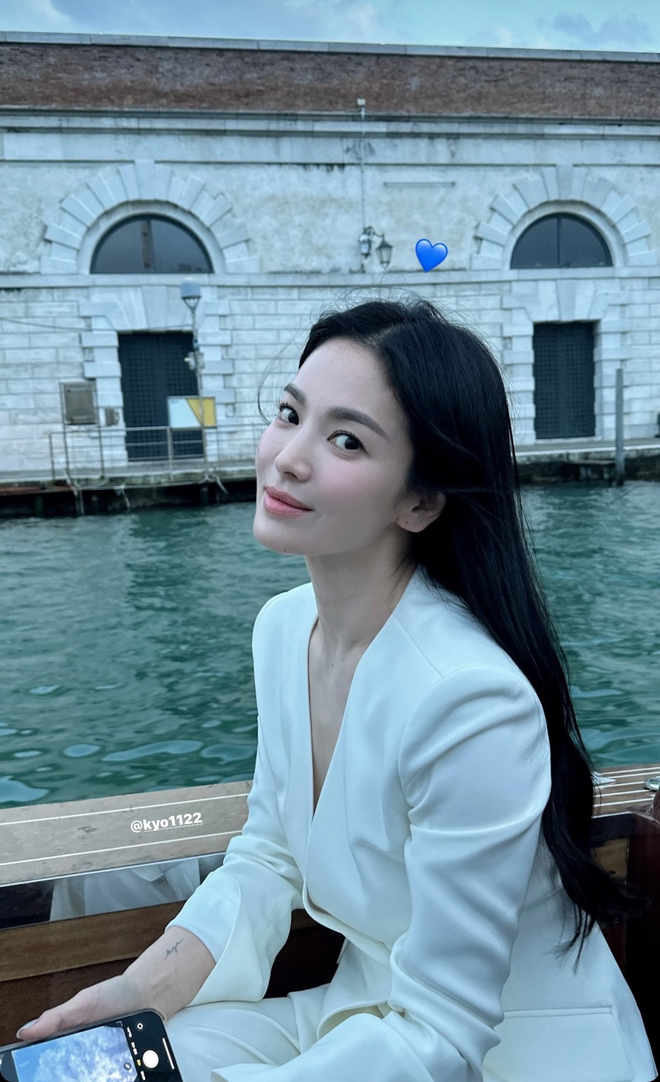 Song Hye Kyo tái ngộ Cha Eun Woo tại Ý, tiếp tục tạo nên khung hình trâm anh thế phiệt - Ảnh 4.