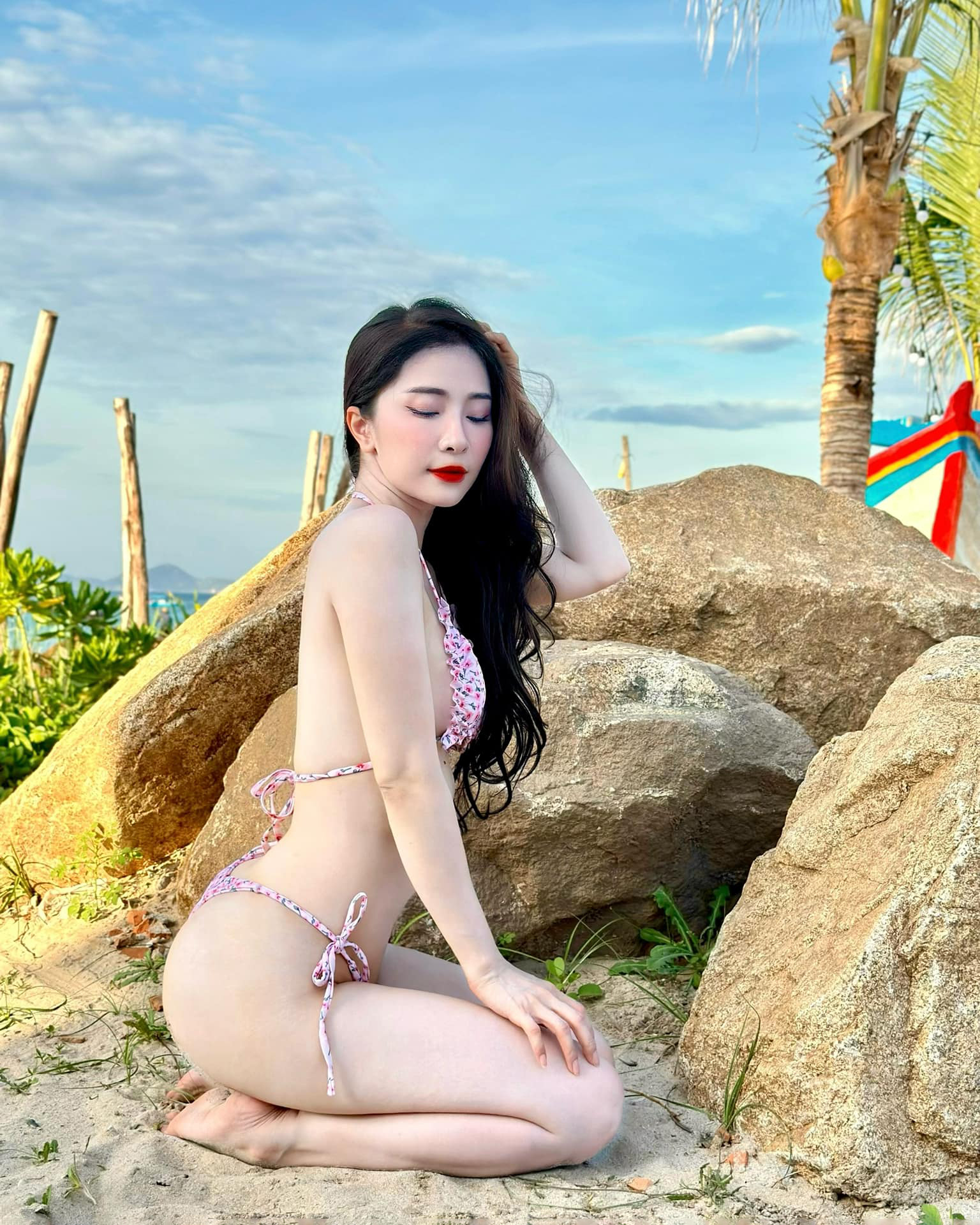 Tình tin đồn của Việt Anh khoe loạt bikini họa tiết độc lạ - Ảnh 9.
