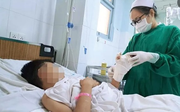 Chơi thả diều khi nghỉ hè, bé trai 13 tuổi ở Đắk Lắk phải nhập viện gấp vì bị điện giật
