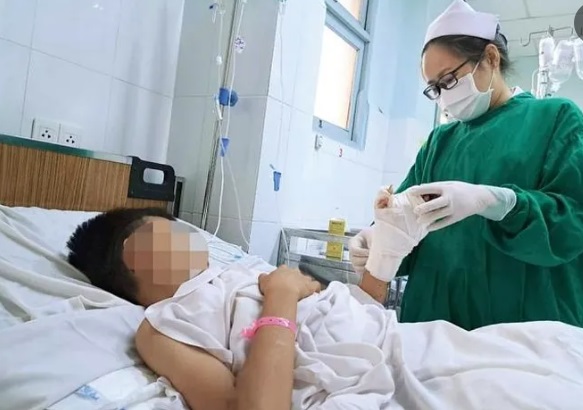 Chơi thả diều khi nghỉ hè, bé trai 13 tuổi ở Đắk Lắk phải nhập viện gấp vì bị điện giật - Ảnh 2.