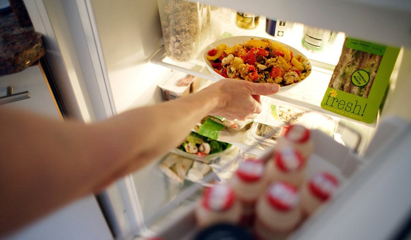 Đồ ăn còn nóng cho vào tủ lạnh có hại không?- Ảnh 7.