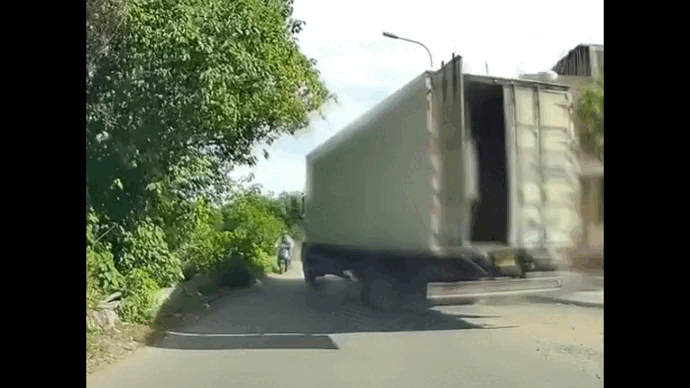Thót tim cửa thùng xe tải suýt ‘vả’ hàng loạt người đi xe máy- Ảnh 1.