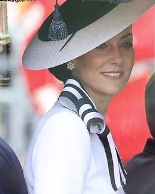 Hé lộ hình ảnh mới nhất Vương phi Kate xuất hiện trước công chúng sau thời gian điều trị ung thư- Ảnh 4.