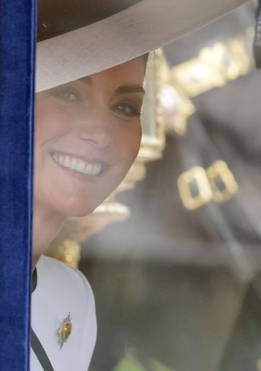 Hé lộ hình ảnh mới nhất Vương phi Kate xuất hiện trước công chúng sau thời gian điều trị ung thư- Ảnh 8.