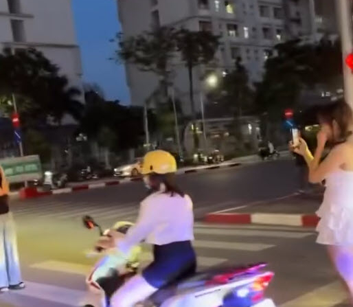 Cảnh sát đang thu thập thông tin hai cô gái tạo dáng quay tiktok giữa ngã tư đường phố Hà Nội- Ảnh 1.