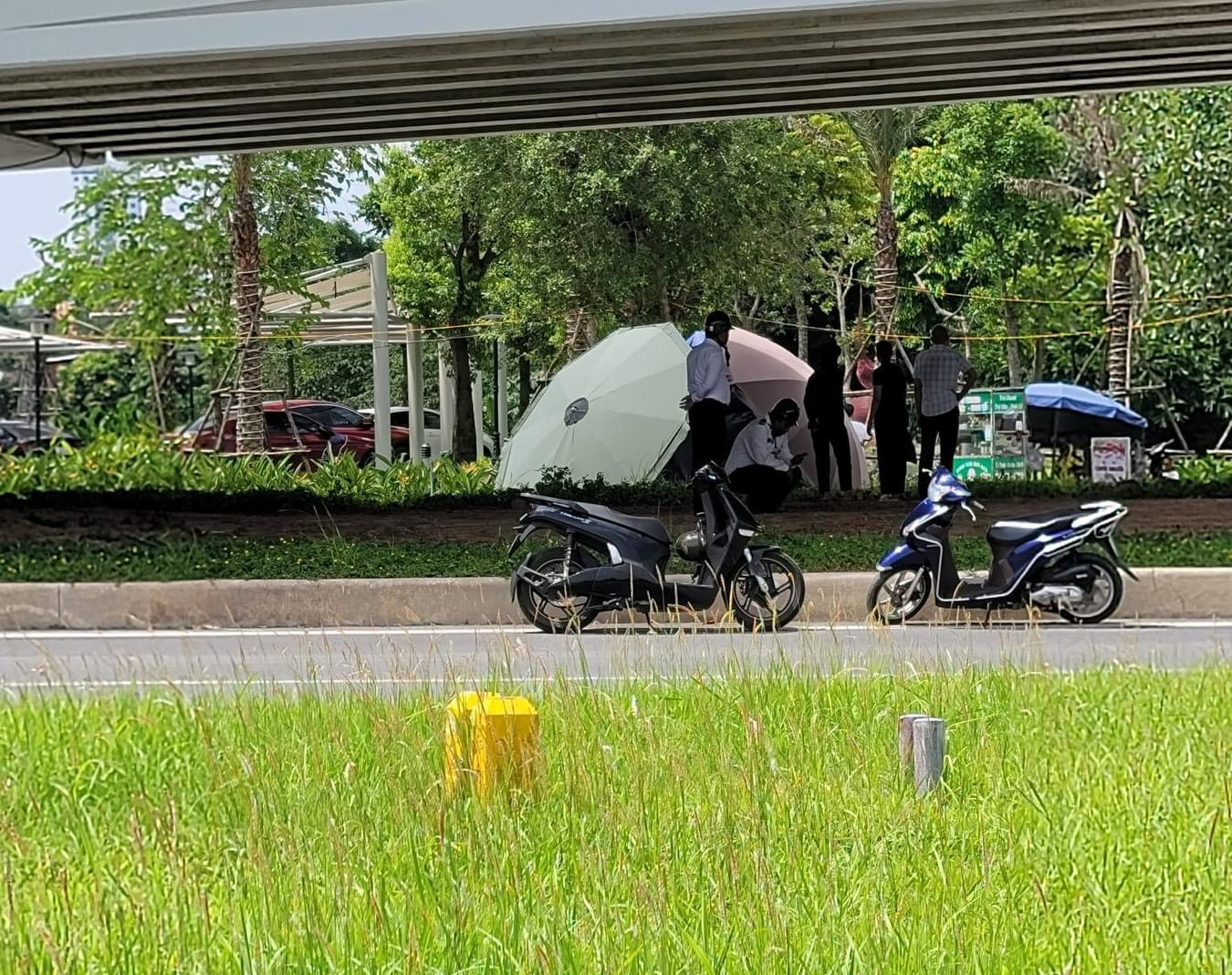 Hà Nội: Người đàn ông trèo qua lan can cầu vượt, vẫy tay, rồi bất ngờ nhảy xuống đất - Ảnh 2.