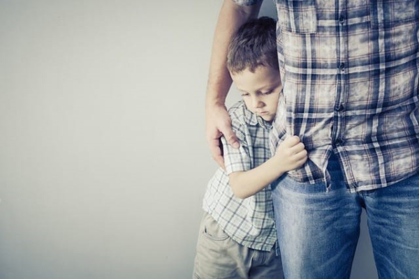 7 điều cha mẹ cần làm ngay nếu thấy con nhút nhát, rụt rè khi ra ngoài- Ảnh 2.