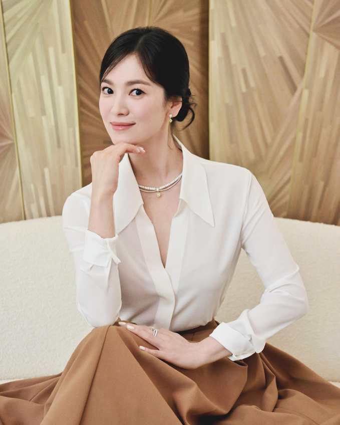 Song Hye Kyo luôn đẹp đỉnh cao khi diện áo sơ mi trắng, gợi ý 10 cách phối đồ cho mọi độ tuổi - Ảnh 3.