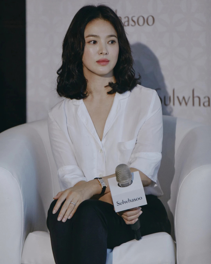 Song Hye Kyo luôn đẹp đỉnh cao khi diện áo sơ mi trắng, gợi ý 10 cách phối đồ cho mọi độ tuổi - Ảnh 6.