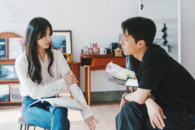 Song Hye Kyo luôn đẹp đỉnh cao khi diện áo sơ mi trắng, gợi ý 10 cách phối đồ cho mọi độ tuổi - Ảnh 9.
