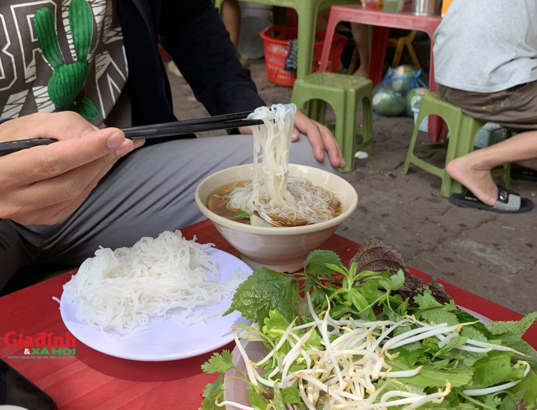 Hà Nội: Quán bún chả bị tố 'rửa thịt bằng nước than, nước rửa chén', chủ quán nói gì?- Ảnh 3.