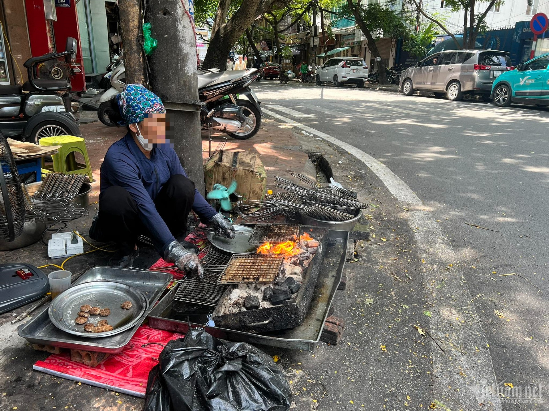 Xôn xao quán bún chả 40 năm ở Hà Nội rửa thịt nướng bằng nước đen ngòm - Ảnh 2.