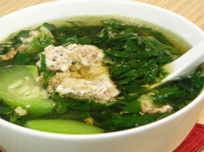 Tumbuhan hiasan yang ditanam sebagai lindung nilai bukan sahaja cantik tetapi juga digunakan sebagai bahan untuk membuat hidangan istimewa yang lazat - Foto 3. Cây cảnh trồng hàng rào không chỉ đẹp mà còn làm nguyên liệu chế biến món ngon đặc biệt - Ảnh 3.