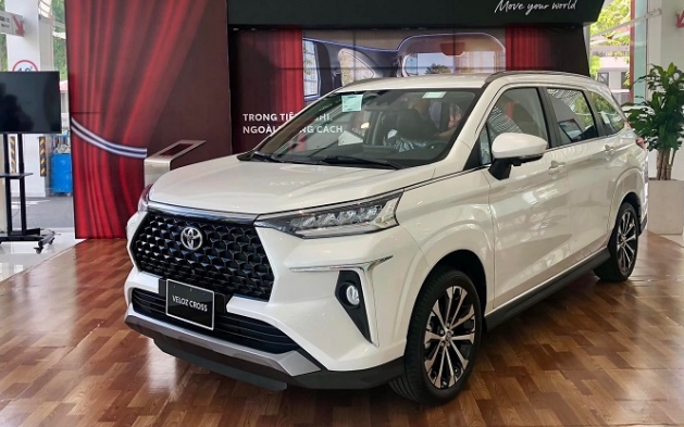 Giá lăn bánh Toyota Veloz Cross mới nhất đang cực rẻ,  Mitsubishi Xpander lo lắng chạy doanh số