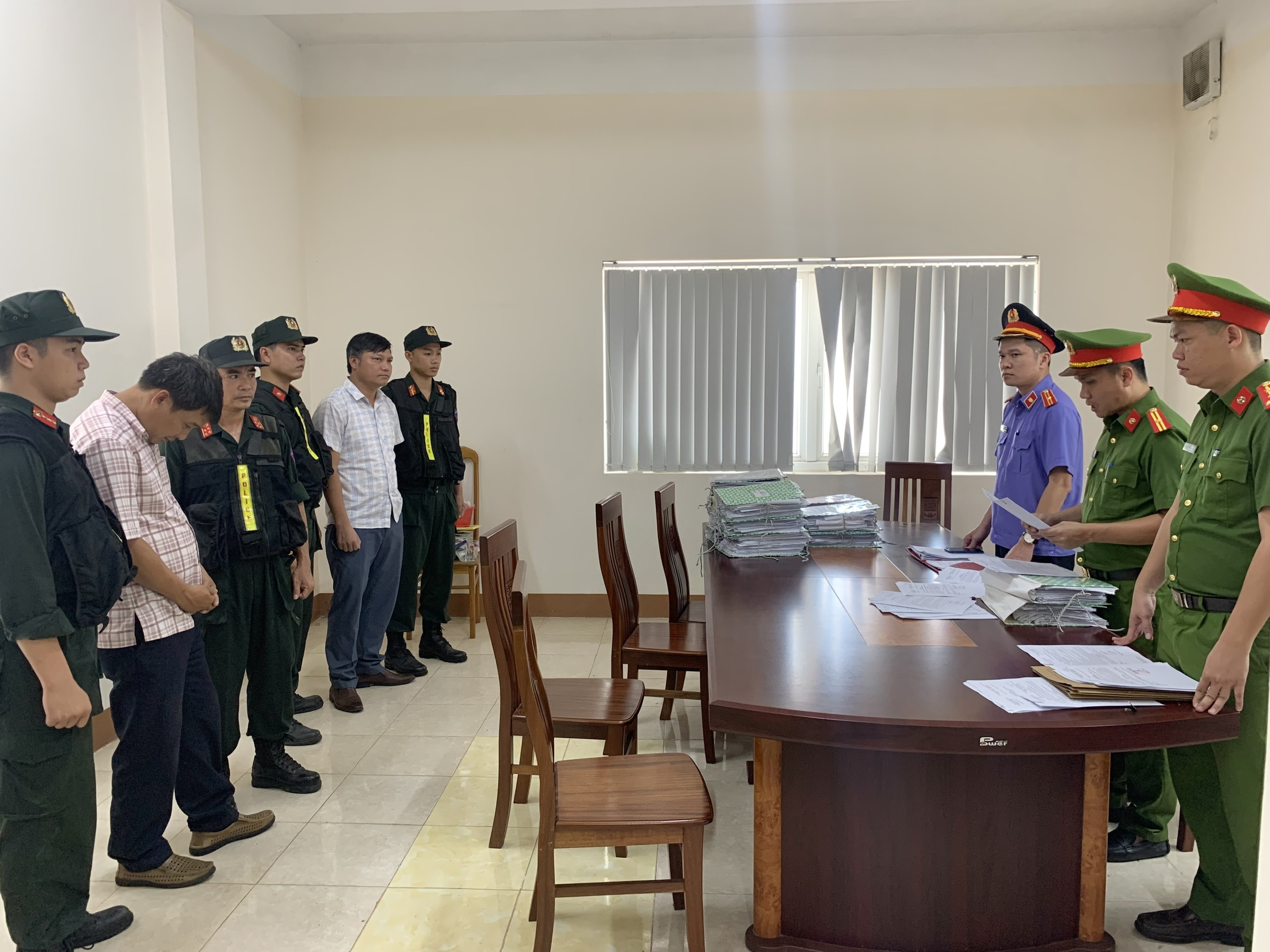 Bắt 4 đối tượng lợi dụng chức vụ, quyền hạn trong thi hành công vụ