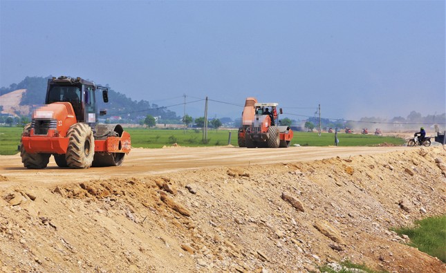 Người phụ nữ tử vong do đất trên cao tốc sạt lở - Ảnh 1.