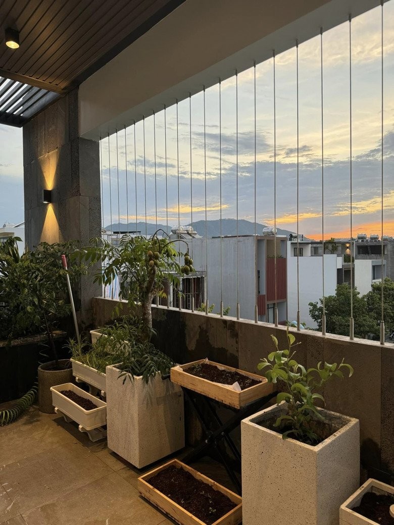 Vợ Phan Mạnh Quỳnh hé lộ điểm đặc biệt trong căn biệt thự biển Nha Trang, chia sẻ kinh nghiệm trồng cây trên sân thượng- Ảnh 14.