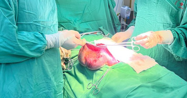 Bé gái 15 tuổi có khối u buồng trứng ác tính, dấu hiệu nào giúp cha mẹ nhận biết?