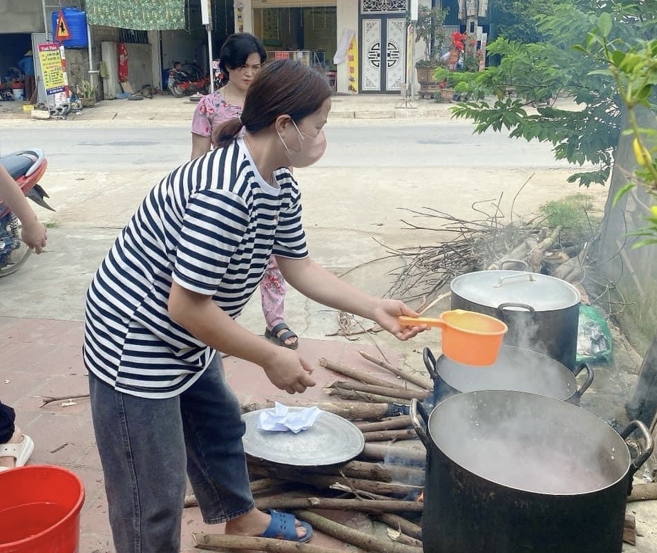 Thầy cô nấu chè, ép nước mía tiếp sức học sinh ôn thi tốt nghiệp- Ảnh 2.