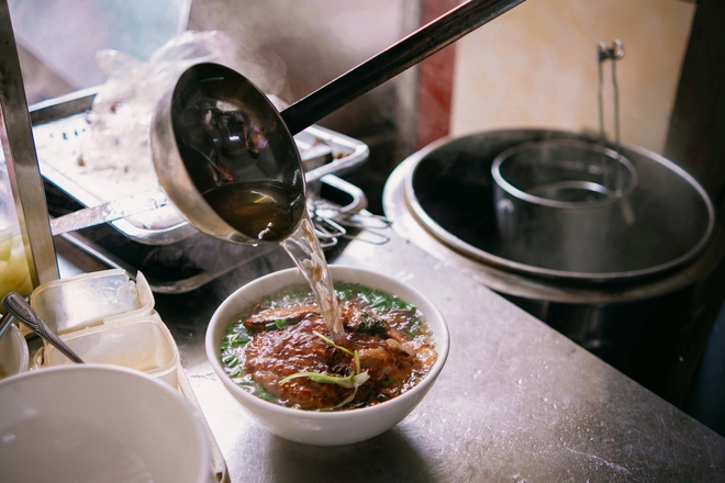 Cận cảnh hàng bún chả chan bí ẩn nhất Michelin Việt Nam 2024: Hương vị ngon hơn mong đợi, vừa lọt top đã hết sạch thức ăn - Ảnh 10.