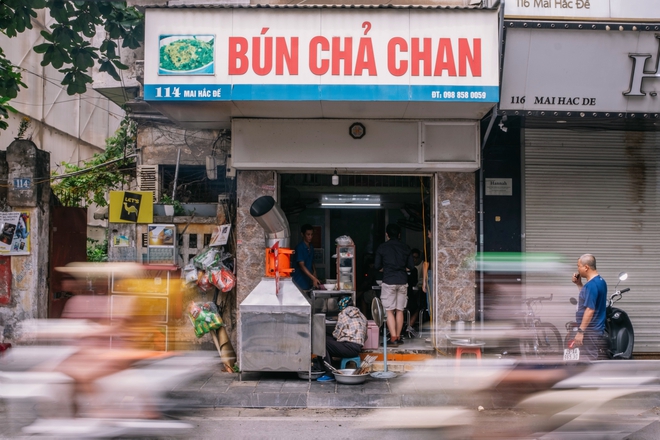 Cận cảnh hàng bún chả chan bí ẩn nhất Michelin Việt Nam 2024: Hương vị ngon hơn mong đợi, vừa lọt top đã hết sạch thức ăn - Ảnh 3.