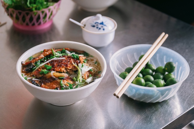 Cận cảnh hàng bún chả chan bí ẩn nhất Michelin Việt Nam 2024: Hương vị ngon hơn mong đợi, vừa lọt top đã hết sạch thức ăn - Ảnh 17.