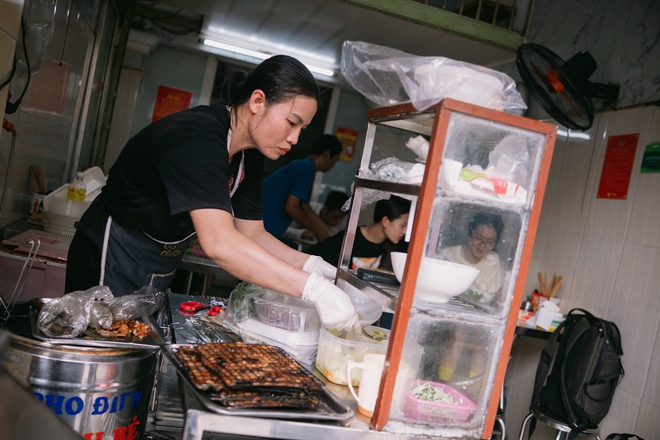 Cận cảnh hàng bún chả chan bí ẩn nhất Michelin Việt Nam 2024: Hương vị ngon hơn mong đợi, vừa lọt top đã hết sạch thức ăn - Ảnh 13.