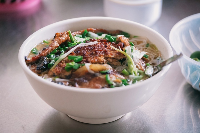 Cận cảnh hàng bún chả chan bí ẩn nhất Michelin Việt Nam 2024: Hương vị ngon hơn mong đợi, vừa lọt top đã hết sạch thức ăn - Ảnh 11.