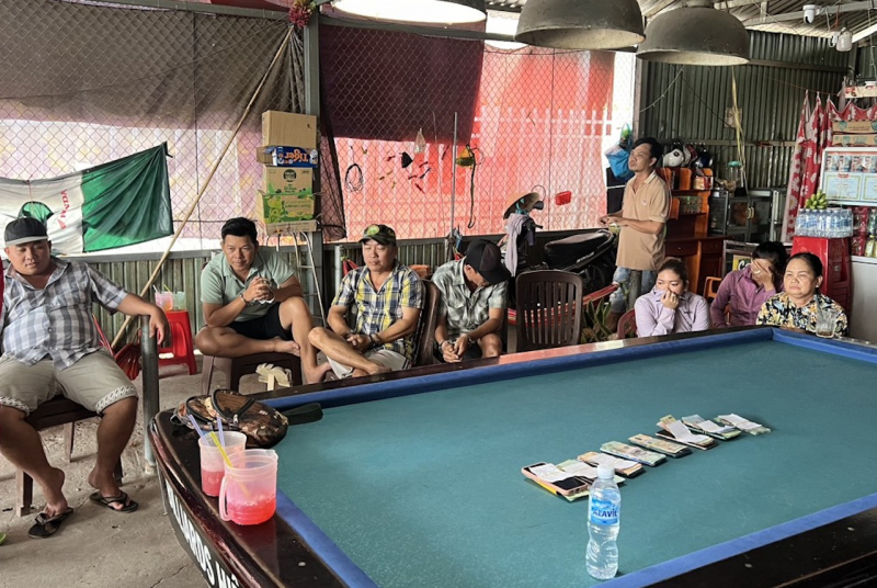Tụ tập ở quán cà phê để đánh bạc qua mạng với nhà cái tại Campuchia - Ảnh 1.