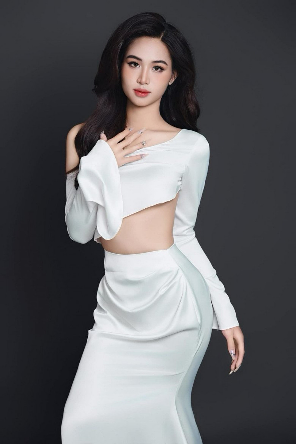 Hoa hậu Nông Thuý Hằng: 'Tôi ế toàn thân, chưa thấy ai tiếp cận' - Ảnh 3.