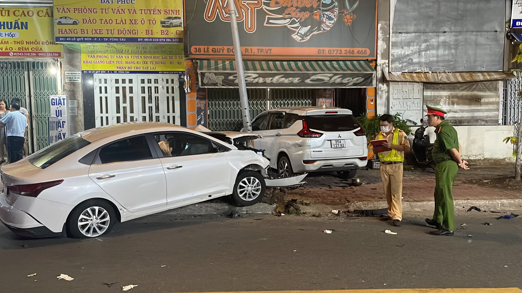 Nữ tài xế tông hàng loạt xe máy dừng đèn đỏ, 2 người tử vong- Ảnh 1.