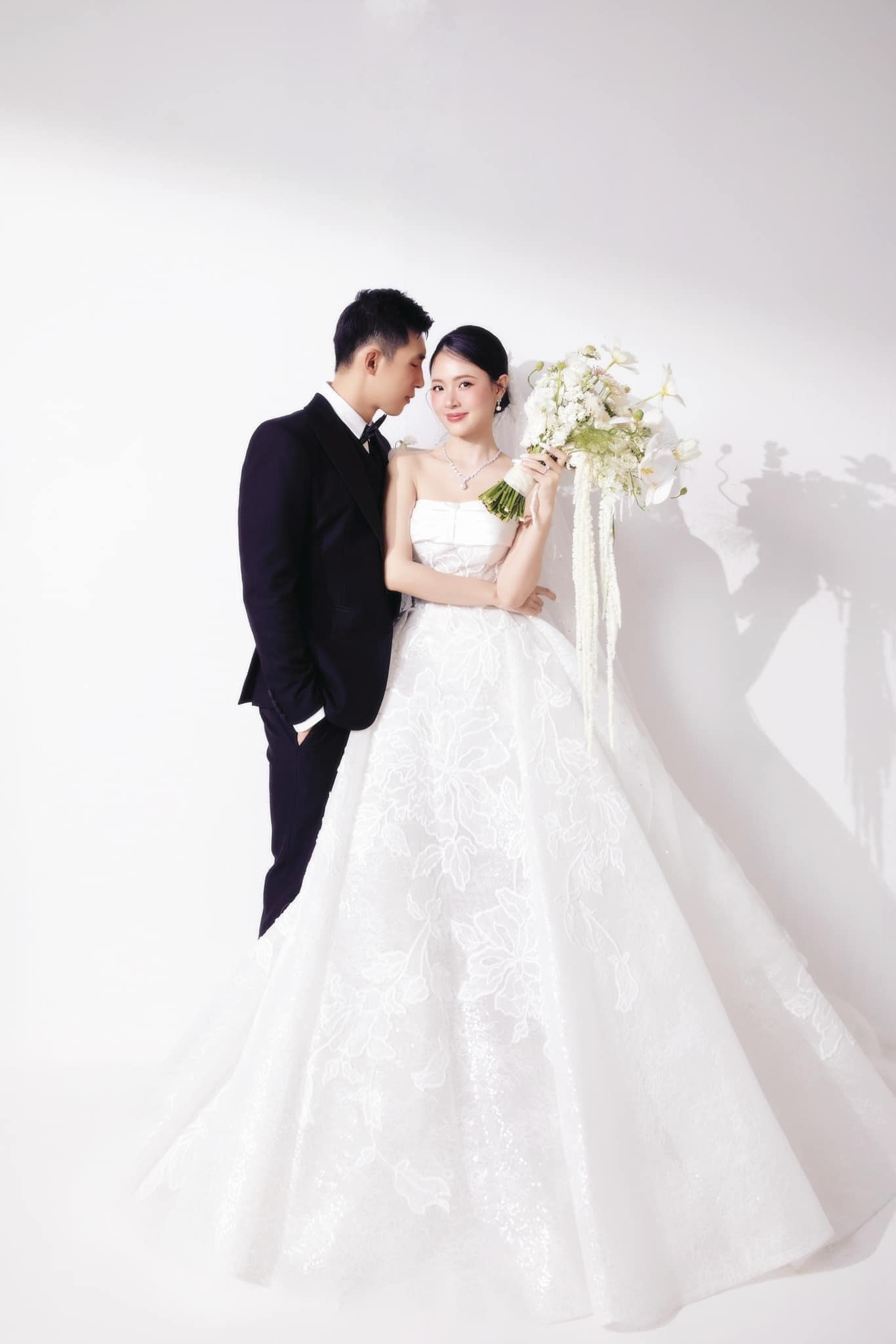Midu tung trọn bộ ảnh cưới, một chi tiết đắt đỏ gây chú ý - Ảnh 10.