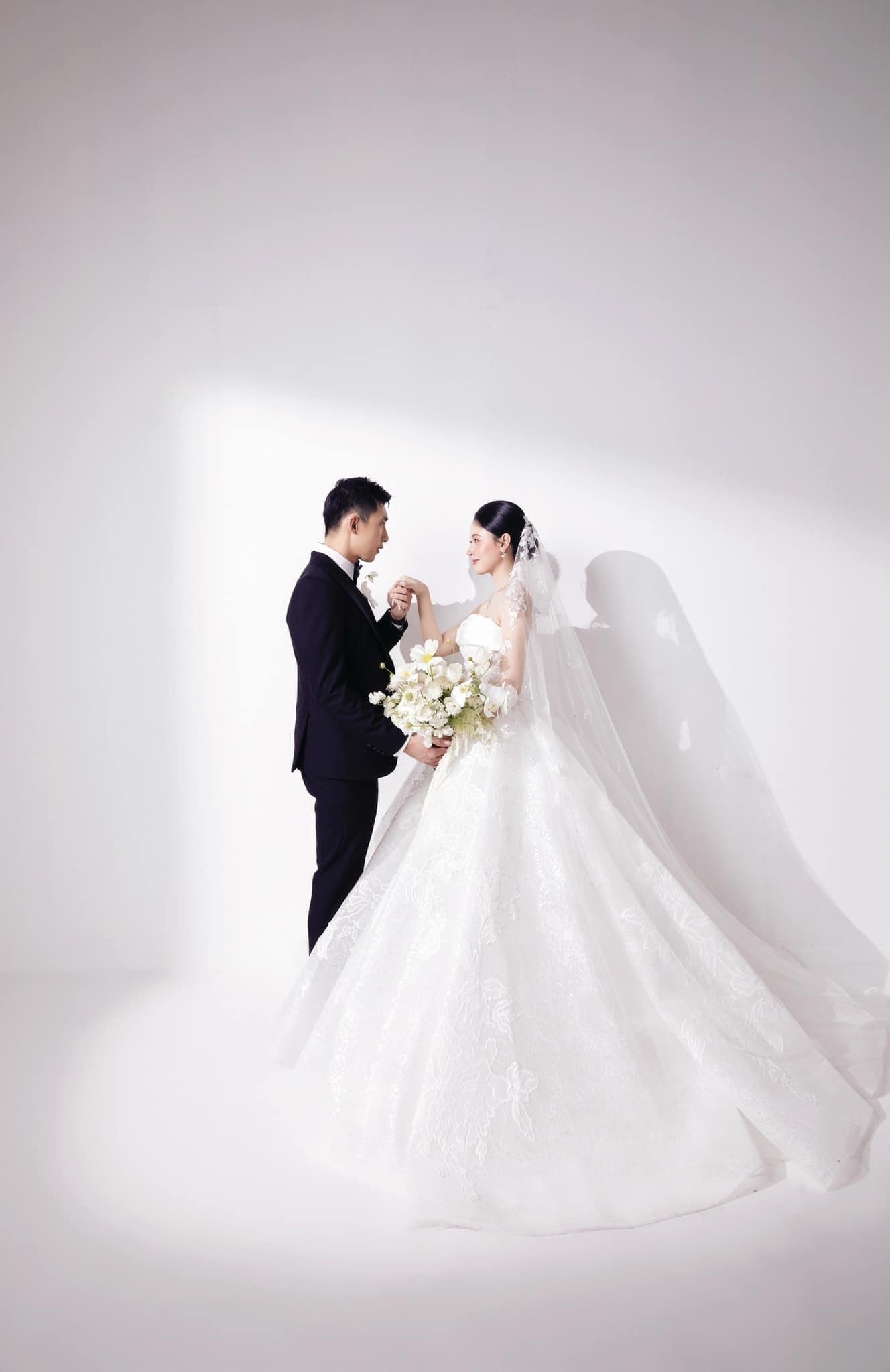 Midu tung trọn bộ ảnh cưới, một chi tiết đắt đỏ gây chú ý - Ảnh 3.