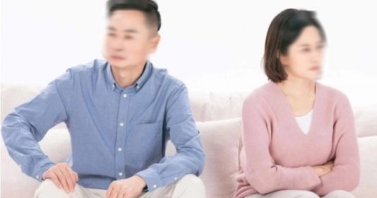 Đang x&uacute;c động v&igrave; bữa tối l&atilde;ng mạn, vợ chết lặng khi mở qu&agrave; kỷ niệm ng&agrave;y cưới của chồng - Ảnh 2.